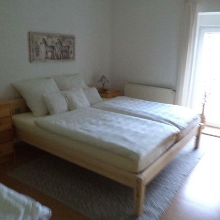 Ferienappartment Mit Schlafzimmer Farschweiler Luaran gambar
